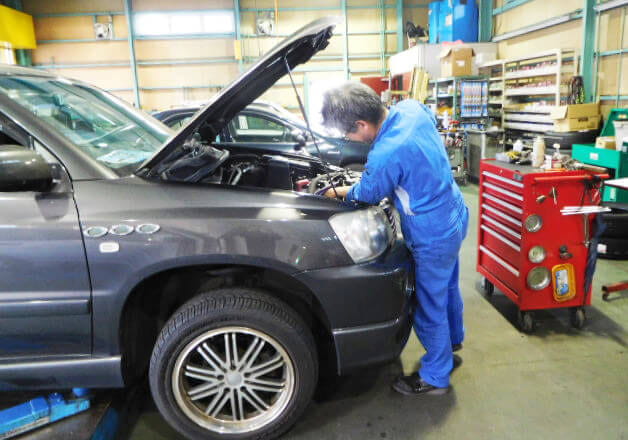 国土交通省指定の自社工場で、国家資格を持ったプロの整備士がお客様のお車を点検・整備します。